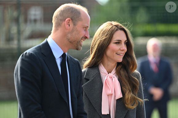 Le prince William, prince de Galles, et Kate Middleton, princesse de Galles, visitent l'école maternelle et primaire de Farnborough Road, pour montrer leur soutien continu à la communauté de Southport après l'attaque  au cours de laquelle trois filles, Alice da Silva Aguiar, Bebe King et Elsie Dot Stancombe, ont été tragiquement tuées lors d'un cours de danse à Southport, Merseyside, Royaume-Uni. © Eddie Mulholland/WPA-Pool / Julien Burton via Bestimage