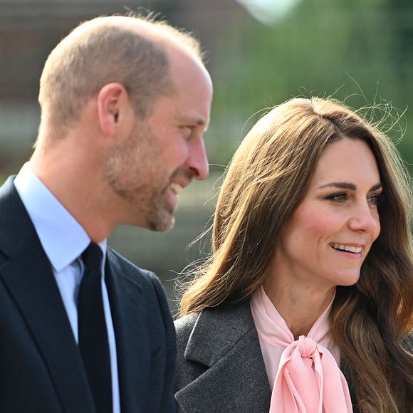 Le prince William, prince de Galles, et Kate Middleton, princesse de Galles, visitent l'école maternelle et primaire de Farnborough Road, pour montrer leur soutien continu à la communauté de Southport après l'attaque  au cours de laquelle trois filles, Alice da Silva Aguiar, Bebe King et Elsie Dot Stancombe, ont été tragiquement tuées lors d'un cours de danse à Southport, Merseyside, Royaume-Uni. © Eddie Mulholland/WPA-Pool / Julien Burton via Bestimage