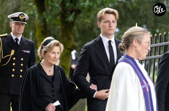 La reine Sonja et le prince Sverre Magnus lors de la cérémonie funéraire du roi Harald à l'église d'Asker, à Asker (Norvège), le 30 août 2026. Dana Press / Bestimage