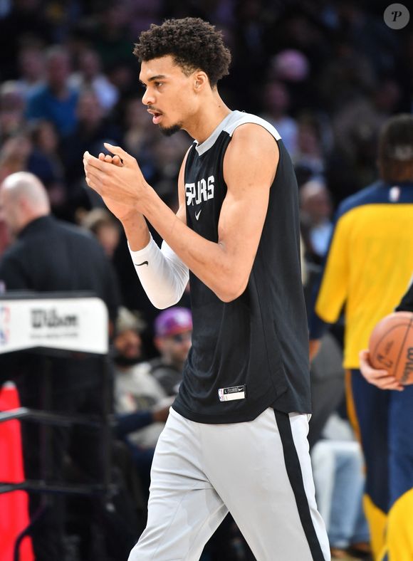 Malgré sa détresse, il a qualifié cette finale de précieuse expérience avant de quitter la conférence.

Victor Wembanyama lors du match "San Antonio Spurs - Pacers Indiana (98-136)" dans le cadre des NBA Paris Games 2025 à l'Accord Arena Bercy à Paris, le 26 janvier 2025.
© Ramsamy Veeren/Bestimage