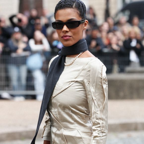 "J'hydrate quotidiennement ma peau et je fais des masques régulièrement", fait-elle savoir. 

Tina Kunakey - Arrivées au défilé de mode Femmes printemps-été 2025 "Miu Miu" lors de la fashion week de Paris. Le 1er octobre 2024
© Christophe Clovis / Bestimage