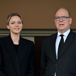 La princesse Charlene de Monaco et le prince Albert II de Monaco ont assisté, en compagnie de Gareth Wittstock, Tendai Mtawarian, le parrain de cette édition, et Thierry Dantez, le vice président de la fédération de rugby monégasque, à la finale de la 13eme éditon du Tournoi Saint Devote de rugby au Stade Louis II de Monaco, le 26 avril 2025. La princesse Charlene a remis le prix du meilleur joueur ainsi que le Trophée Sainte Dévote à l’équipe de Monaco, après leur victoire la veille face à Lucciana (Corse) et le prince Albert a récompensé les vainqueurs en remettant aux Français de l'équipe de Montpellier le Trophée du Tournoi après leur victoire 2 à 0 contre les Anglais.
Organisée par la Fédération Monégasque de Rugby, en partenariat avec la Fondation Princesse Charlène de Monaco, cette compétition internationale de rugby à 7 est un événement sportif de référence à destination des jeunes joueurs de moins de 12 ans du monde entier. Cette année 24 équipes venues de 21 pays sont engagées : l’Afrique du Sud, l’Angleterre, la Principauté d’Andorre, l’Argentine, la Belgique, les Emirats Arabes Unis, l’Ecosse, l’Equateur, l’Espagne, les Etats-Unis, la France, la Géorgie, la Grèce, l’Ile Maurice, l’Inde, l’Italie, le Luxembourg, la Nouvelle Zélande, la Suisse, le Zimbabwe et Monaco. © Bruno Bebert / Bestimage