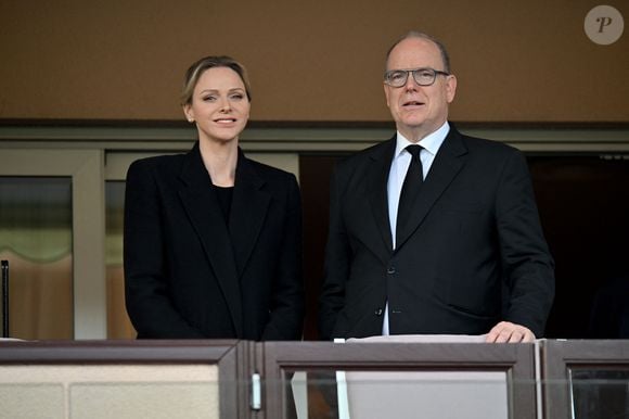 La princesse Charlene de Monaco et le prince Albert II de Monaco ont assisté, en compagnie de Gareth Wittstock, Tendai Mtawarian, le parrain de cette édition, et Thierry Dantez, le vice président de la fédération de rugby monégasque, à la finale de la 13eme éditon du Tournoi Saint Devote de rugby au Stade Louis II de Monaco, le 26 avril 2025. La princesse Charlene a remis le prix du meilleur joueur ainsi que le Trophée Sainte Dévote à l’équipe de Monaco, après leur victoire la veille face à Lucciana (Corse) et le prince Albert a récompensé les vainqueurs en remettant aux Français de l'équipe de Montpellier le Trophée du Tournoi après leur victoire 2 à 0 contre les Anglais.
Organisée par la Fédération Monégasque de Rugby, en partenariat avec la Fondation Princesse Charlène de Monaco, cette compétition internationale de rugby à 7 est un événement sportif de référence à destination des jeunes joueurs de moins de 12 ans du monde entier. Cette année 24 équipes venues de 21 pays sont engagées : l’Afrique du Sud, l’Angleterre, la Principauté d’Andorre, l’Argentine, la Belgique, les Emirats Arabes Unis, l’Ecosse, l’Equateur, l’Espagne, les Etats-Unis, la France, la Géorgie, la Grèce, l’Ile Maurice, l’Inde, l’Italie, le Luxembourg, la Nouvelle Zélande, la Suisse, le Zimbabwe et Monaco. © Bruno Bebert / Bestimage