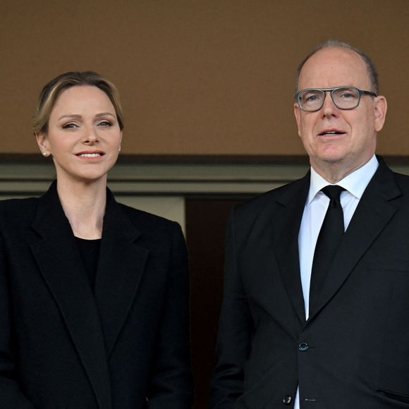 La princesse Charlene de Monaco et le prince Albert II de Monaco ont assisté, en compagnie de Gareth Wittstock, Tendai Mtawarian, le parrain de cette édition, et Thierry Dantez, le vice président de la fédération de rugby monégasque, à la finale de la 13eme éditon du Tournoi Saint Devote de rugby au Stade Louis II de Monaco, le 26 avril 2025. La princesse Charlene a remis le prix du meilleur joueur ainsi que le Trophée Sainte Dévote à l’équipe de Monaco, après leur victoire la veille face à Lucciana (Corse) et le prince Albert a récompensé les vainqueurs en remettant aux Français de l'équipe de Montpellier le Trophée du Tournoi après leur victoire 2 à 0 contre les Anglais.
Organisée par la Fédération Monégasque de Rugby, en partenariat avec la Fondation Princesse Charlène de Monaco, cette compétition internationale de rugby à 7 est un événement sportif de référence à destination des jeunes joueurs de moins de 12 ans du monde entier. Cette année 24 équipes venues de 21 pays sont engagées : l’Afrique du Sud, l’Angleterre, la Principauté d’Andorre, l’Argentine, la Belgique, les Emirats Arabes Unis, l’Ecosse, l’Equateur, l’Espagne, les Etats-Unis, la France, la Géorgie, la Grèce, l’Ile Maurice, l’Inde, l’Italie, le Luxembourg, la Nouvelle Zélande, la Suisse, le Zimbabwe et Monaco. © Bruno Bebert / Bestimage