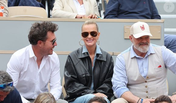 Frédéric Suant avec sa compagne Laeticia Hallyday et Philippe Etchebest dans les tribunes lors des Internationaux de France de Tennis de Roland Garros 2025. Paris, le 26 mai 2025. © Jacovides-Moreau/Bestimage