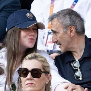 Elie Semoun et sa compagne Aude Fraineau (enceinte) en tribunes lors de la finale messieurs des Internationaux de France de Tennis de Roland Garros 2025 (jour 15), à Paris, France, le 8 juin 2025. © Cyril Moreau/Bestimage