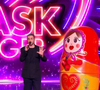 Le public a pu découvrir les premiers costumes : la Chouette, l'Avocat, les Poupées Russes, le Poussin et le Cyborg.

La poupée russe dans Mask Singer - capture d'écran TF1