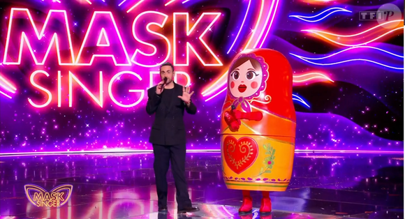 Le public a pu découvrir les premiers costumes : la Chouette, l'Avocat, les Poupées Russes, le Poussin et le Cyborg.

La poupée russe dans Mask Singer - capture d'écran TF1