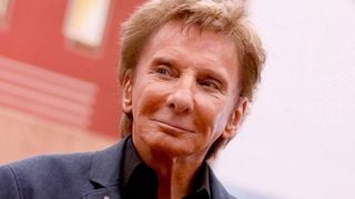 Barry Manilow, 82 ans, pris en charge par les spécialistes : le célèbre chanteur annule plusieurs prestations