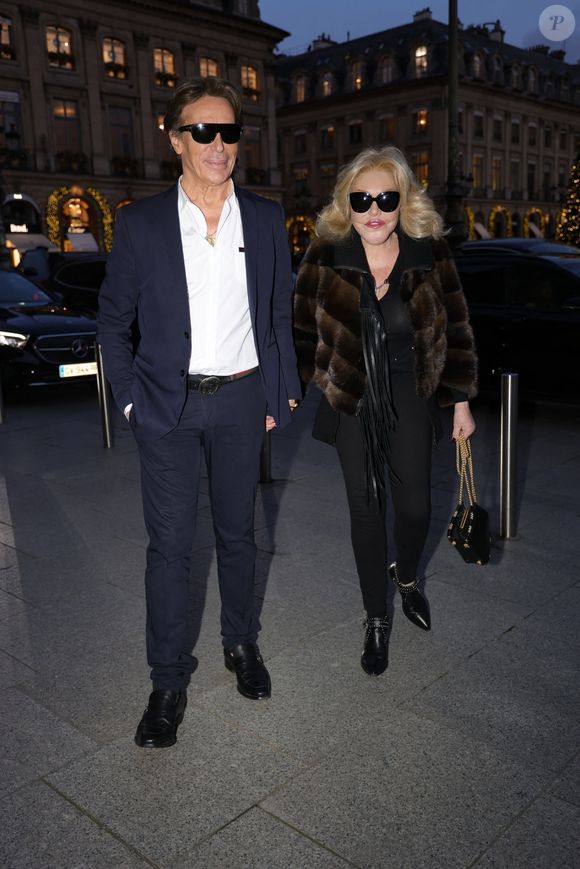 Paris, FRANCE - Jocelyn Wildenstein et Lloyd Klein posent devant nos caméras alors que le célèbre couple arrive pour dîner au chic Ritz Paris - 2024 - (Backgrid USA / Bestimage).