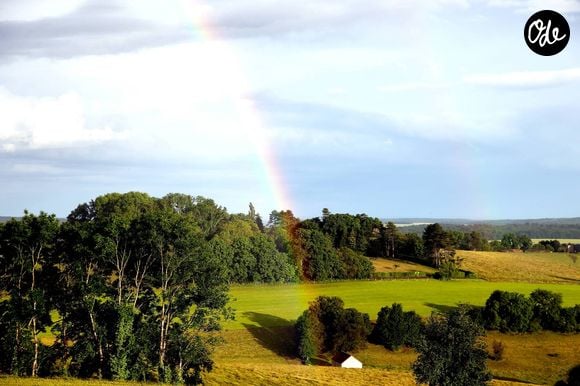Illustration arc-en-ciel - La Boisserie, résidence personnelle du général Charles de Gaulle à Colombey-les-Deux-Églises en Haute-Marne, est un musée ouvert au public dont le propriétaire est son fils, l'amiral Philippe de Gaulle. Colombey-les-Deux-Églises, le 18 juin 2016