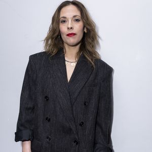 Si elle joue dans la comédie romantique "Parce que c’est toi" de David Basant et Mélanie Reumaux au Théâtre de l’Œuvre, du 28 avril au 20 mai 2026, elle a aussi participé au projet de Mathieu Lestrade, "Le Doute", ainsi qu’à la série "Je sais pas", actuellement sur France Télévisions.

Alysson Paradis - Personnalités au dîner des enfants du Rwanda de l'association AEM au Pavillon Ledoyen à Paris le 26 mars 2026
© Olivier Borde / Bestimage