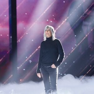 "Je lui ai fait le texte dans la nuit, je lui ai envoyé à 7h30 du matin le texte, et quatre mois après, j'étais au Stade de France, invitée par Johnny, il l'avait finalement fait en dernière chanson avec des feux d'artifices."

Exclusif - Zazie lors de l'enregistrement du pré-générique de la 40ème édition des Victoires de la Musique à la Seine Musicale à Boulogne-Billancourt, France, le 13 février 2025. © Christophe Clovis/Bestimage | 00695166