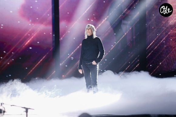 "Je lui ai fait le texte dans la nuit, je lui ai envoyé à 7h30 du matin le texte, et quatre mois après, j'étais au Stade de France, invitée par Johnny, il l'avait finalement fait en dernière chanson avec des feux d'artifices."

Exclusif - Zazie lors de l'enregistrement du pré-générique de la 40ème édition des Victoires de la Musique à la Seine Musicale à Boulogne-Billancourt, France, le 13 février 2025. © Christophe Clovis/Bestimage | 00695166