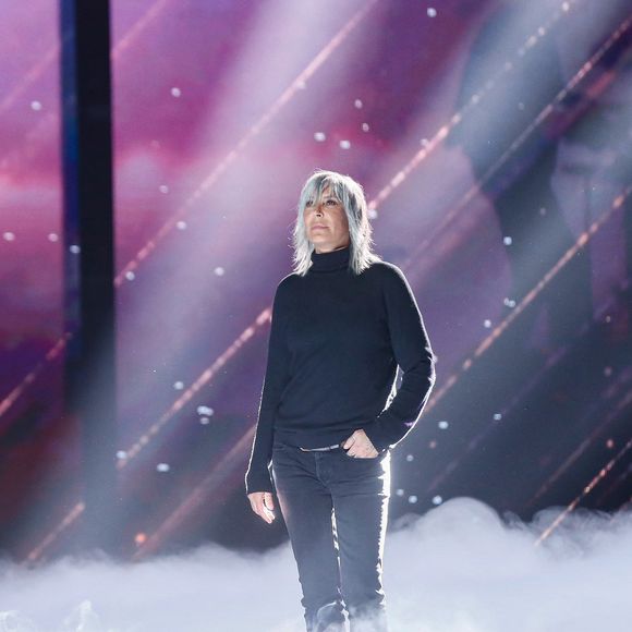 "Je lui ai fait le texte dans la nuit, je lui ai envoyé à 7h30 du matin le texte, et quatre mois après, j'étais au Stade de France, invitée par Johnny, il l'avait finalement fait en dernière chanson avec des feux d'artifices."

Exclusif - Zazie lors de l'enregistrement du pré-générique de la 40ème édition des Victoires de la Musique à la Seine Musicale à Boulogne-Billancourt, France, le 13 février 2025. © Christophe Clovis/Bestimage | 00695166