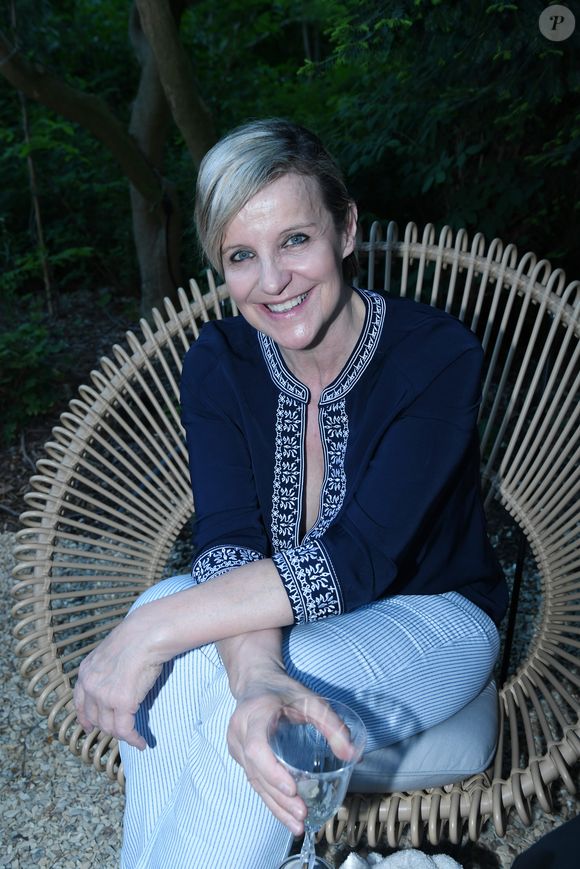 Céline Giraud - A l'occasion de la fête des Mères, Adriana Karembeu et Lenôtre s'associent pour créer l'entremets "Nina" au Pré Catelan à Paris le 29 avril 2025.
Cette création à quatre mains est le fruit d'une complicité artistique entre Adriana Karembeu, icône internationale de la mode, ambassadrice engagée, maman au grand cœur et Étienne Leroy Chef Patissier Lenôtre el Champion du Monde de la Pâtisserie.
Pensé comme une rose à offrir, l'entremets « Nina » est symbole de tendresse, de lien et de partage. Cette co-création soutient la Croix-Rouge française, 5% des bénéfices seront reversés à l'association, auprès de laquelle Adriana Karembeu est ambassadrice depuis plus de 25 ans. © Rachid Bellak/Bestimage