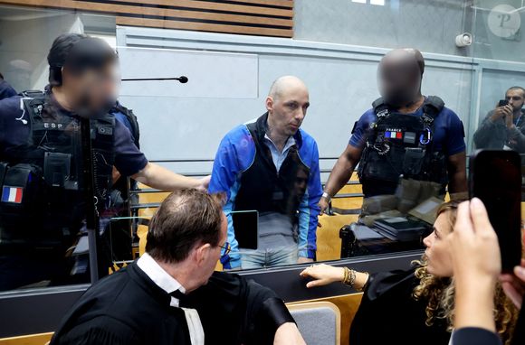 Cédric Jubillar arrive dans le box des accusés au tribunal d'Albi pour son procès pour meurtre par conjoint le 22 septembre 2025.

© Dominique Jacovides / Bestimage