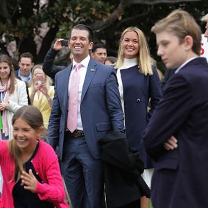 Donald Trump Jr. et sa femme Vanessa Trump assistent à la 140e édition du Easter Egg Roll avec leurs cinq enfants, Barron Trump, le président Donald Trump et la première dame Melania Trump sur la pelouse sud de la Maison Blanche le 2 avril 2018 à Washington, DC. Photo Chip Somodevilla/Getty Images)