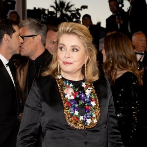 Catherine Deneuve - Descente des marches du film « Marcello Mio » lors du 77ème Festival International du Film de Cannes, au Palais des Festivals à Cannes. Le 21 mai 2024 © Jacovides-Moreau / Bestimage