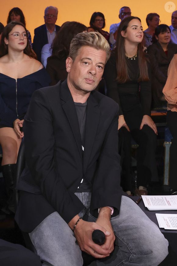 Alors que sa petite dernière vit en Argentine avec sa mère, Benjamin Biolay devrait prochainement voir son enfant se rapprocher de lui.

Exclusif - Benjamin Biolay lors de l'enregistrement de l'émission "Le Grand Echiquier - Spéciale Serge Gainsbourg" présentée par C.Chazal et A.Manoukian et diffusée le 7 avril 2026 sur France 2, à Paris, France, le 17 septembre 2025. © Jack Tribeca/Bestimage