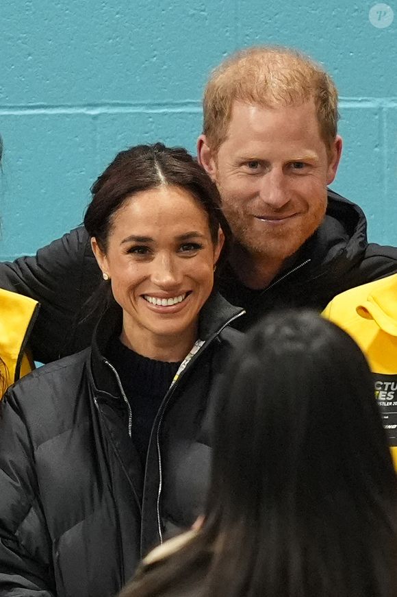 Le duc et la duchesse de Sussex posent avec des fans pour une photo après le curling en fauteuil roulant au Hillcrest Recreation Centre pendant les Jeux Invictus 2025 à Vancouver, Canada, le dimanche 9 février 2025. Photo par Aaron Chown/PA Wire/ABACAPRESS.COM