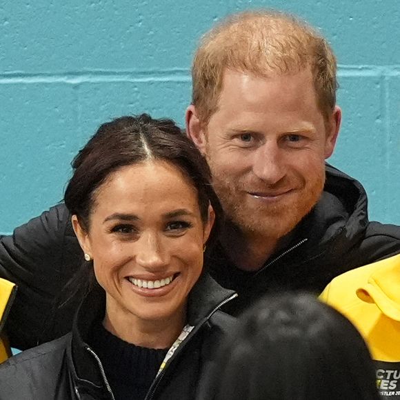 Le duc et la duchesse de Sussex posent avec des fans pour une photo après le curling en fauteuil roulant au Hillcrest Recreation Centre pendant les Jeux Invictus 2025 à Vancouver, Canada, le dimanche 9 février 2025. Photo par Aaron Chown/PA Wire/ABACAPRESS.COM