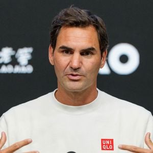 15 janvier 2026 : Roger Federer, de Suisse, s'exprime lors d'une conférence de presse avant sa participation en tant qu'invité à la cérémonie d'ouverture, où il disputera un match d'exhibition aux côtés d'autres anciens vainqueurs de l'Open d'Australie 2026, à Melbourne (Australie). (Crédit photo : Sydney Low/CSM via ZUMA Press / Bestimage Wire / Bestimage).
