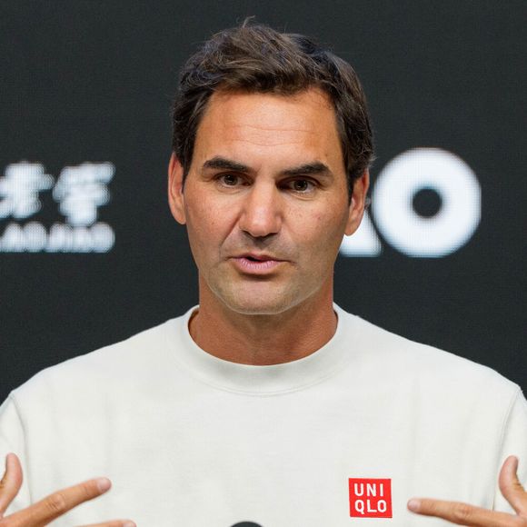 15 janvier 2026 : Roger Federer, de Suisse, s'exprime lors d'une conférence de presse avant sa participation en tant qu'invité à la cérémonie d'ouverture, où il disputera un match d'exhibition aux côtés d'autres anciens vainqueurs de l'Open d'Australie 2026, à Melbourne (Australie). (Crédit photo : Sydney Low/CSM via ZUMA Press / Bestimage Wire / Bestimage).