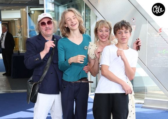 Philippe Katerine, Julie Depardieu et leurs enfants Billy et Alfred  - Photocall de 'Les derniers jours de Charles Baudelaire' lors de la 65eme édition du Festival TV De Monte Carlo le 14 Juin 2026

 © Denis Guignebourg /Bestimage