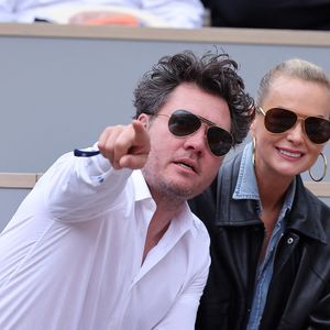 Laeticia Hallyday et son compagnon Frédéric Suant très amoureux dans les tribunes lors des Internationaux de France de Tennis de Roland Garros 2025, à Paris, France, le 26 mai 2025. © Jacovides-Moreau/Bestimage