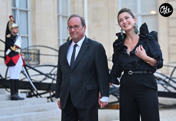 Le député du groupe Socialistes et apparentés François Hollande (à gauche) et sa compagne, l'actrice française Julie Gayet (à droite), arrivent au dîner d'État organisé par le président de la République Emmanuel Macron en l'honneur du président sud-coréen Lee Jae-myung, au palais de l'Élysée, à Paris, le 8 septembre 2026.
 © Christian Liewig/Bestimage