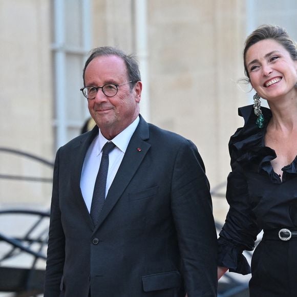 Le député du groupe Socialistes et apparentés François Hollande (à gauche) et sa compagne, l'actrice française Julie Gayet (à droite), arrivent au dîner d'État organisé par le président de la République Emmanuel Macron en l'honneur du président sud-coréen Lee Jae-myung, au palais de l'Élysée, à Paris, le 8 septembre 2026.
 © Christian Liewig/Bestimage
