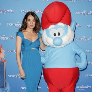 Dans la version française, c’est Sofia Essaïdi qui prête sa voix à la Schtroumpfette, tandis que Rihanna assure le rôle dans la version originale et chante sur la bande-son

Sofia Essaïdi - Avant-première parisienne du film "Les Schtroumpfs" au cinéma le Grand Rex à Paris le 6 juillet 2025. 
© Coadic Guirec / Bestimage