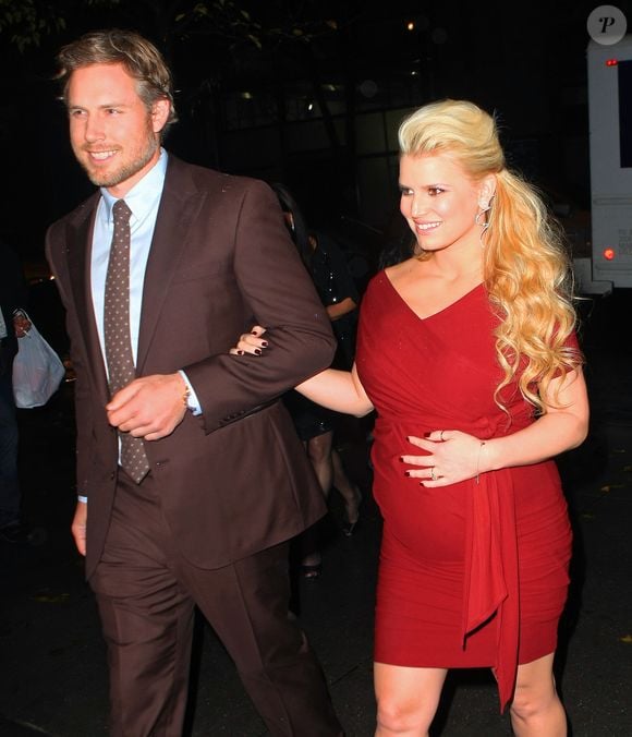 Au mois de janvier 2025, Jessica Simpson a annoncé sa rupture avec l'ancien joueur de football américain Eric Johnson, dont elle partageait la vie depuis 2010.

Jessica Simpson, enceinte, arrive aux FFANY Awards au Musée d'Art moderne avec Eric Johnson, à New York, le 29 novembre 2011. FAME PICTURES / BESTIMAGE