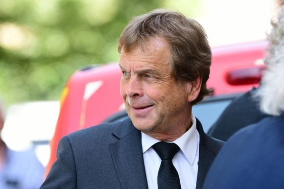 Mais Dominique Richez a-t-il organisé les funérailles de la star du cinéma ? Le "croque-mort des stars" est au cœur d'une polémique, depuis la diffusion, sur le compte Instagram de "Paris Match", d'une interview où il parle de son métier.

Dominique Richez aux arrivées des obsèques de Bernard Lacombe en l'église Saint-Louis de Fontaines-sur-Saône près de Lyon, France, le 25 juin 2025. © Romain Doucelin/Bestimage