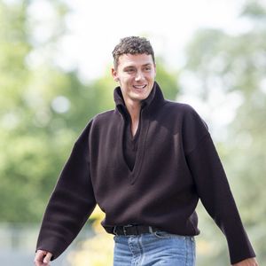 Benjamin Pavard - Les joueurs de l'équipe de France de football ont soigné leur style vestimentaire pour leur arrivée au centre national du football de Clairefontaine-en-Yveline, France, le 1er septembre 2025. © Pierre Perusseau/Bestimage