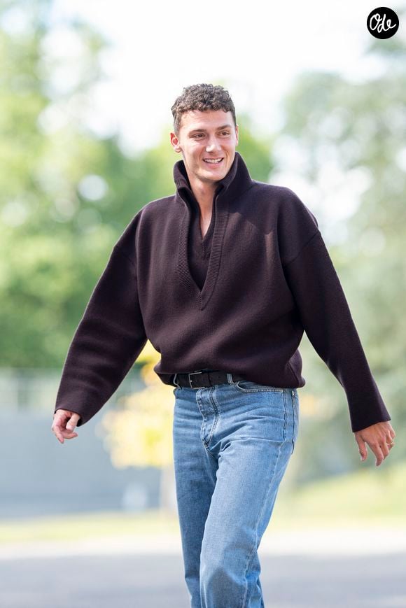 Benjamin Pavard - Les joueurs de l'équipe de France de football ont soigné leur style vestimentaire pour leur arrivée au centre national du football de Clairefontaine-en-Yveline, France, le 1er septembre 2025. © Pierre Perusseau/Bestimage