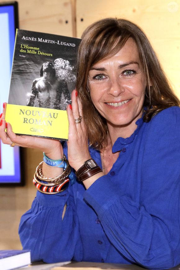Elle aime tellement sa Bretagne natale qu'elle n'hésite pas à l'ajouter dans ses livres comme lieu de l'intrigue.

Agnes Martin-Lugand - Festival du livre de Paris 2024 le 12 avril 2024.
© Cedric Perrin / Bestimage