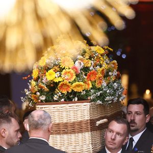 Le cercueil en osier de Brigitte Bardot - Sorties des obsèques de Brigitte Bardot en l'église Paroissiale Notre-Dame-de-l'Assomption de Saint-Tropez, France, le 7 janvier 2026.  Brigitte Bardot, figure emblématique du cinéma français et icône internationale, est décédée le 28 décembre 2025 à l'âge de 91 ans dans sa mythique propriété de La Madrague, à Saint-Tropez (France). Révélée au monde entier par son rôle dans "Et Dieu... créa la femme", elle avait contribué à faire de Saint-Tropez un lieu mondialement connu. L'actrice sera inhumée le 7 janvier 2026 au cimetière marin de Saint-Tropez, aux côtés de son père Louis Bardot (1896-1975) et de sa mère Anne-Marie Mucel (1912-1978). Une cérémonie religieuse se tiendra auparavant dans l'église de Saint-Tropez, où proches, personnalités et anonymes pourront lui rendre un dernier hommage. © Jacovides-Moreau/Bestimage