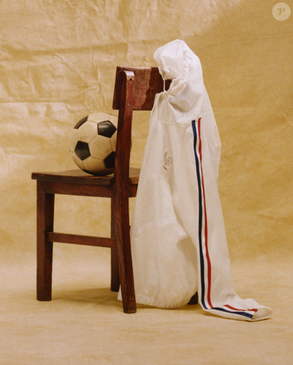 Cette initiative renforce le partenariat né en 2022 entre le créateur et Nike pour lier le luxe au sport de haut niveau.

Jacquemus lance une collection en collaboration avec la Fédération Française de football en marge de la Coupe du monde 2026.