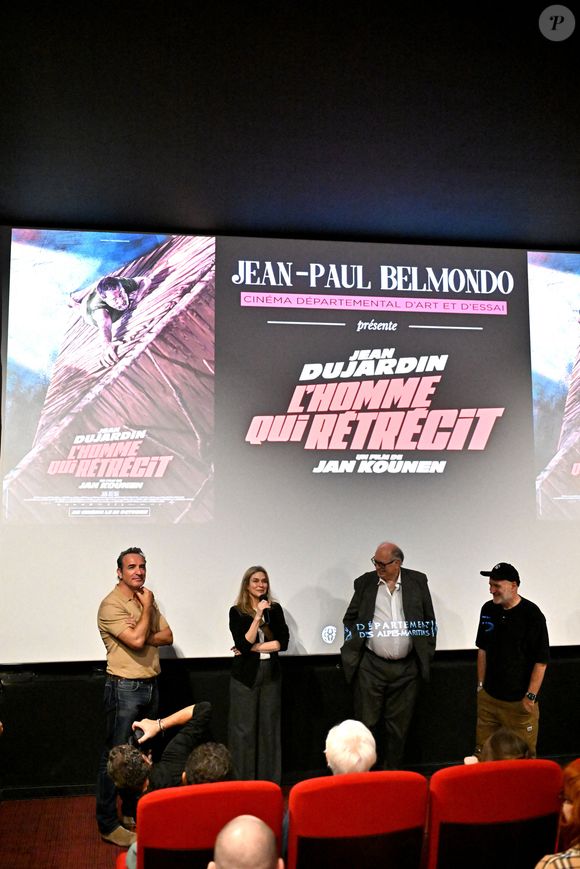 Exclusif - Jean Dujardin au cinéma Jean Paul Belmondo à Nice, le 7 octobre 2025, où il a rendu hommage à son idole alors qu'il était avec le réalisateur Jan Kounen et l'actrice Marie Josée Croze, pour présenter en avant première, le film "L'homme qui rétrécit". © Bruno Bebert / Bestimage