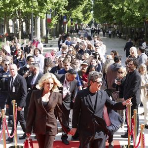 Exclusif - Adriana Karembeu et son compagnon Marc Lavoine -  Concerto pour la paix de Omar Harfouch au théâtre de Béziers le 8 mai 2025. Aujourd’hui, au Théâtre Municipal de Béziers, une salle comble assistait à un événement attendu : le retour d’O. Harfouch dans la ville où tout a commencé pour son Concerto pour la Paix.
Et alors que O. Harfouch interprétait son oeuvre Hommage au Pape François, un événement se produisait à Rome : de la fumée blanche s’élevait depuis la chapelle Sixtine. Pour beaucoup dans la salle, c’était un signe symbolique fort, comme si le ciel répondait à l’appel musical d’un homme qui croit profondément en la force
réconciliatrice de l’art. Sur scène, O. Harfouch, pianiste et compositeur engagé, livrait une performance unique, toujours entouré par l’Orchestre Béziers Méditerranée et son chef d’orchestre Mathieu Bonnin, complices fidèles de cette aventure musicale hors norme.
Car cette œuvre, née à Béziers il y a un an, a depuis voyagé loin : Paris (Théâtre des Champs-Élysées, Institut du Monde Arabe), Rome (Parlement italien, Vatican), l’Opéra de Dubaï, et les États-Unis. Mais le 8 mai, c’est bien dans la ville qui l’a vu naître artistiquement que ce projet revenait, pour une édition anniversaire, comme un rendez-vous avec son origine.
Parmi les invités présents : Monseigneur JL. Bruguès, évêque émérite d’Angers et ancien bibliothécaire du Vatican, dont la présence apportait une profondeur spirituelle rare à la soirée. À ses côtés, de nombreuses personnalités venues soutenir ce message universel : A. Delon, A. Karembeu, M.Lavoine, E. Semoun, A. Roumanoff, C. Fabre, et B. Castaldi en maître de cérémonie.
Un an après sa création, le Concerto pour la Paix continue de franchir les frontières et de réunir les cultures, les convictions, et les émotions, grâce à la vision d’un artiste qui transforme chaque note en message, et chaque concert en manifeste. Et aujourd’hui à Béziers, ce message était plus vivant que jamais. © Jack Tribeca / Bestimage