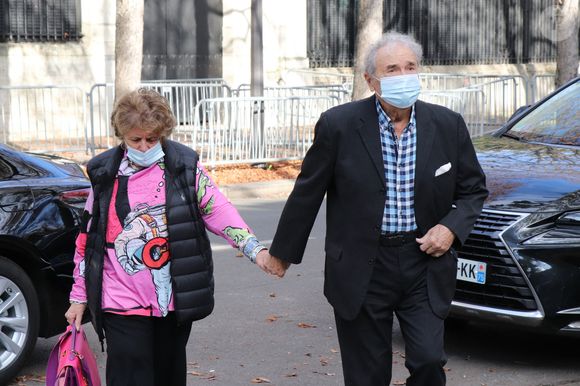Après plus de soixante ans de vie commune, le chanteur doit faire face à cette épreuve sans le soutien de ses enfants.

Pierre Perret et sa femme Simone Mazaltarim - Arrivées de l'émission "Vivement Dimanche" qui sera diffusée le 17 octobre 2021 au Studio Gabriel à Paris, France, le 13 octobre 2021.