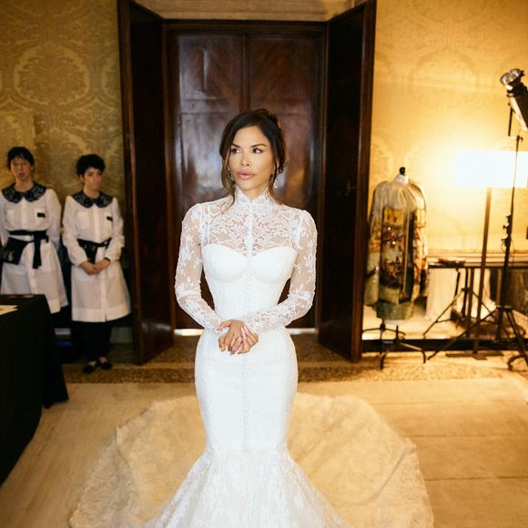 Mais la véritable star de ces festivités reste Lauren Sánchez. La mariée a captivé tous les regards dans une robe sirène spectaculaire imaginée par Dolce & Gabbana...


Lauren Sanchez a épousé le milliardaire et patron d'Amazon Jeff Bezos à Venise dans une robe Dolce & Gabbana. Le 27 juin 2025