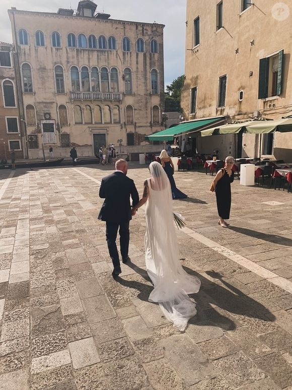 Le coup de foudre a été immédiat, justifiant leur union rapide.

Compte Instagram de @philippebas. Photo de son mariage avec Valentina.