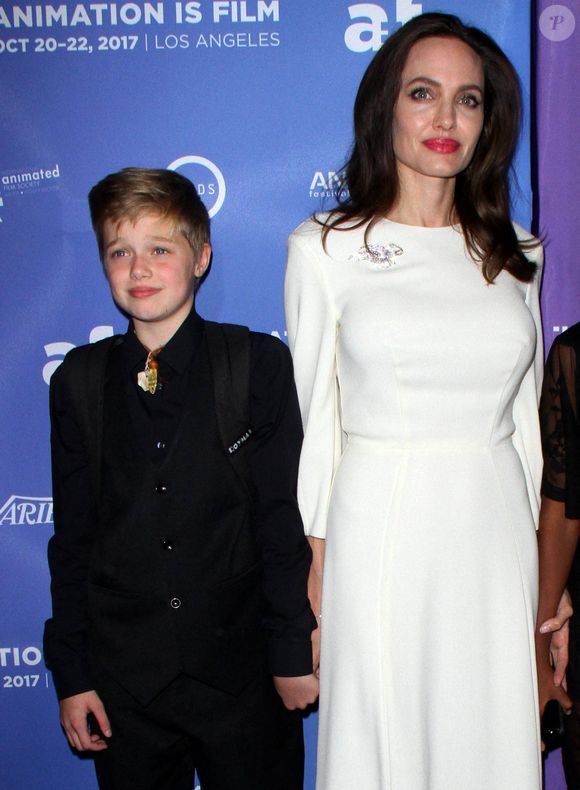 "Shiloh a été sélectionnée lors du dernier tour et a fini par rejoindre le clip vidéo de Dayoung. Même après le tournage, nous n'avions aucune idée qu'elle était l'enfant d'Angelina Jolie et de Brad Pitt, et nous l'avons découvert par hasard tout récemment", a ajouté le représentant.

Angelina Jolie et sa fille Shiloh Jolie-Pitt lors de la première de "The Breadwinner " au TCL Chinese à Los Angeles le 20 octobre 2017. © AdMedia via ZUMA Wire / Bestimage
