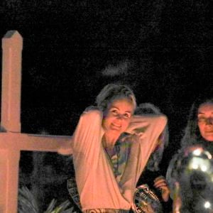 Laeticia Hallyday s'était installée dans cette villa californienne après la mort de son mari.

Laeticia Hallyday est venue se recueillir sur la tombe de Johnny avec ses filles Jade et Joy, sa mère Françoise Thibaut et Jean Reno avec sa femme Zofia Borucka au cimetière marin de Lorient à Saint-Barthélemy.