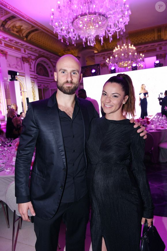Denitsa Ikonomova (enceinte) et son compagnon François Alu - Photocall du 5ème gala de charité de l'association "Les Bonnes Fées" à l'occasion de la campagne mondiale "Octobre Rose" à l'hôtel Peninsula, Paris le 3 octobre 2024.  © Rachid Bellak/Bestimage