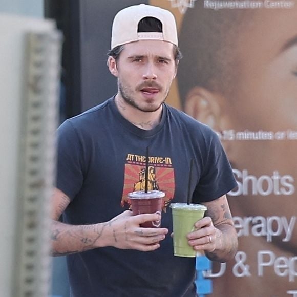 Brooklyn Beckham sort du Earth Bar à Los Angeles, portant deux boissons lors d'une sortie matinale décontractée. @Backgrid USA / Bestimage