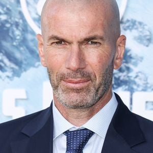 Votre enfant est fan de foot ? Pendant les vacances scolaires, le Zidane Five Club propose aux enfants de 5 à 14 ans une semaine placée sous le signe du football, du jeu et de la convivialité.

Zinédine Zidane à la Galerie du 100e anniversaire de Montblanc Meisterstück tenue au Paramour Estate à Silver Lake. Backgrid USA / Bestimage
